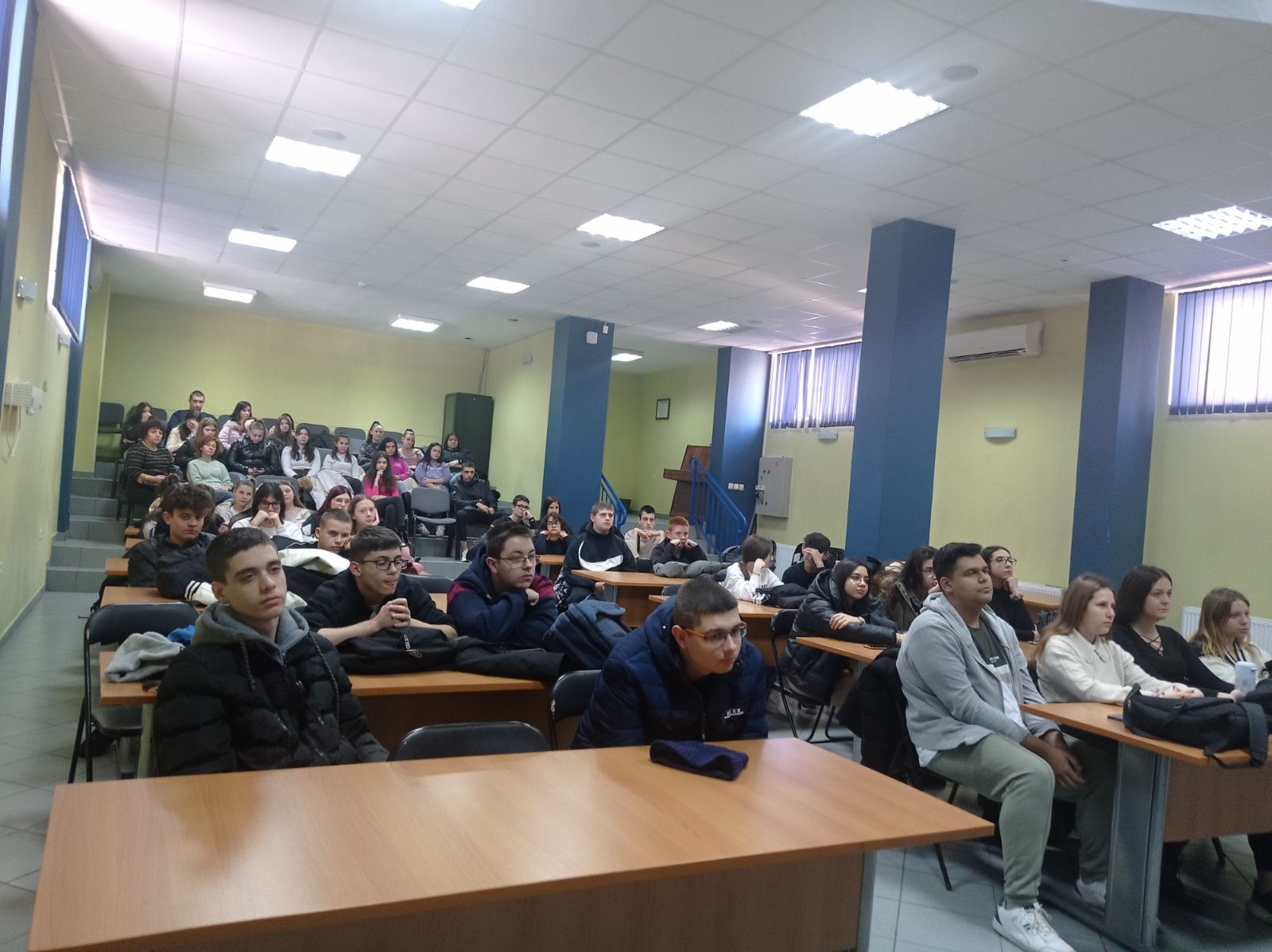 Среща на ученици с представител на науката