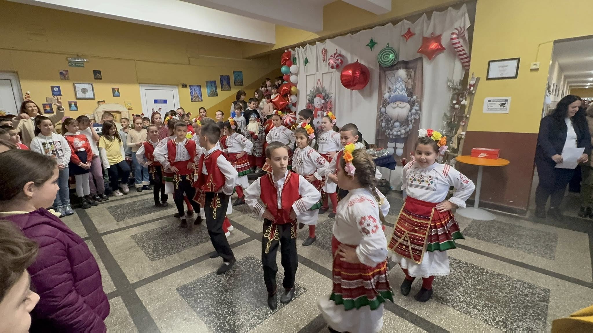 Коледна магия и споделена обич в началния етап!