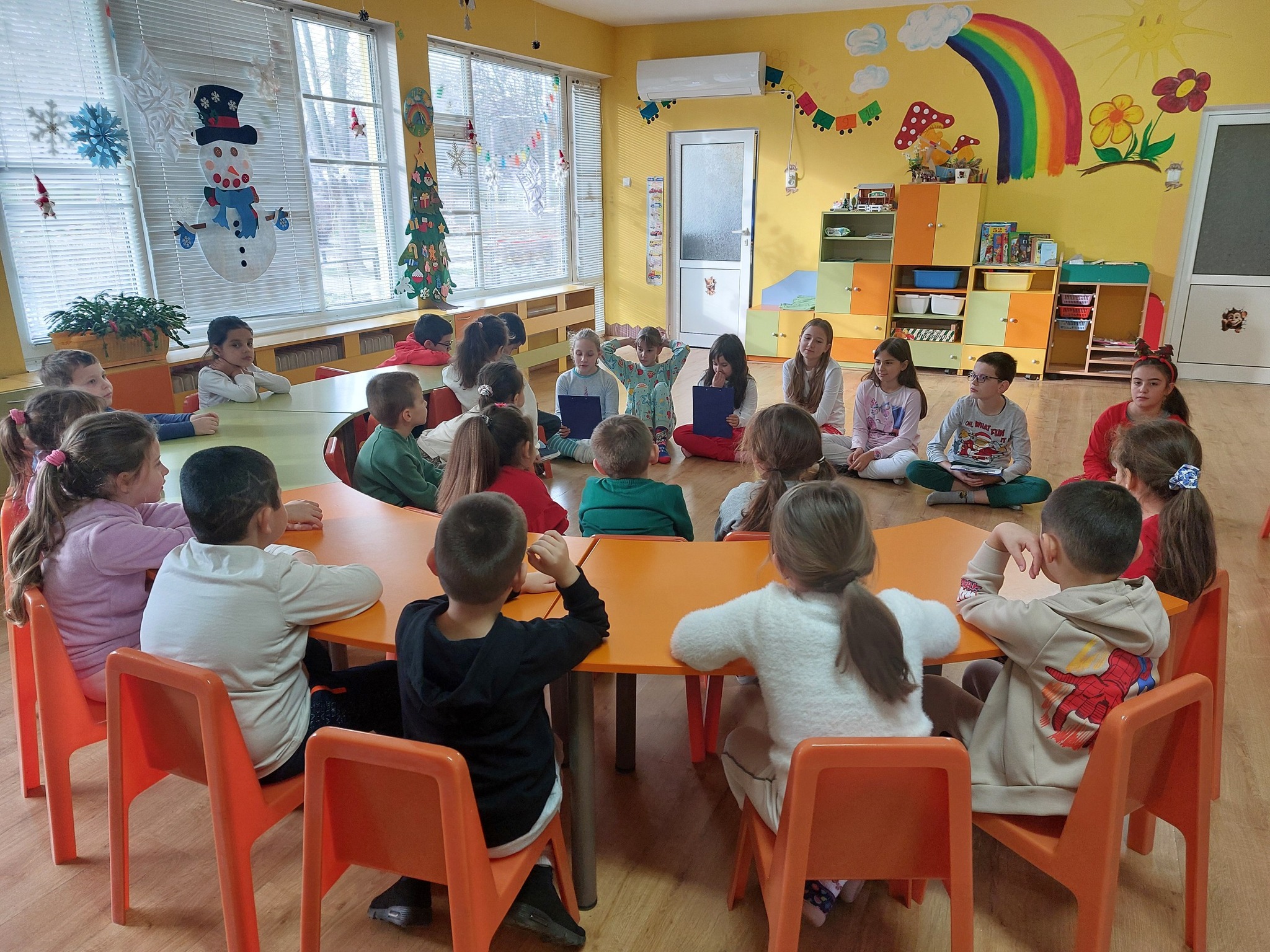 Коледа е споделено вълшебство! 4. „б“ клас на гости в ДГ „Гергана“