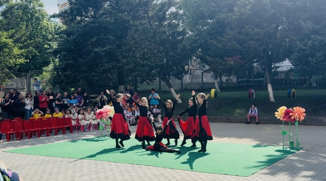 Празнуваме заедно с приятелите от ДГ "Зорница"