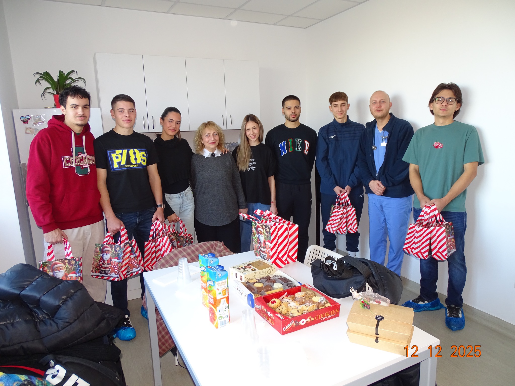 Урок по доброта: 11. а клас от СУ "Стоян Заимов" зарадва деца в болница